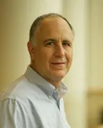 Headshot Mark Akbowitz